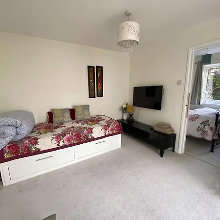 Cosy Apartment With Private Access And Kitchenette In Guildford (Adults Only) Worplesdon Экстерьер фото
