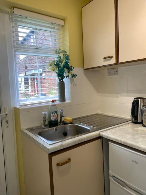 Cosy Apartment With Private Access And Kitchenette In Guildford (Adults Only) Worplesdon Экстерьер фото