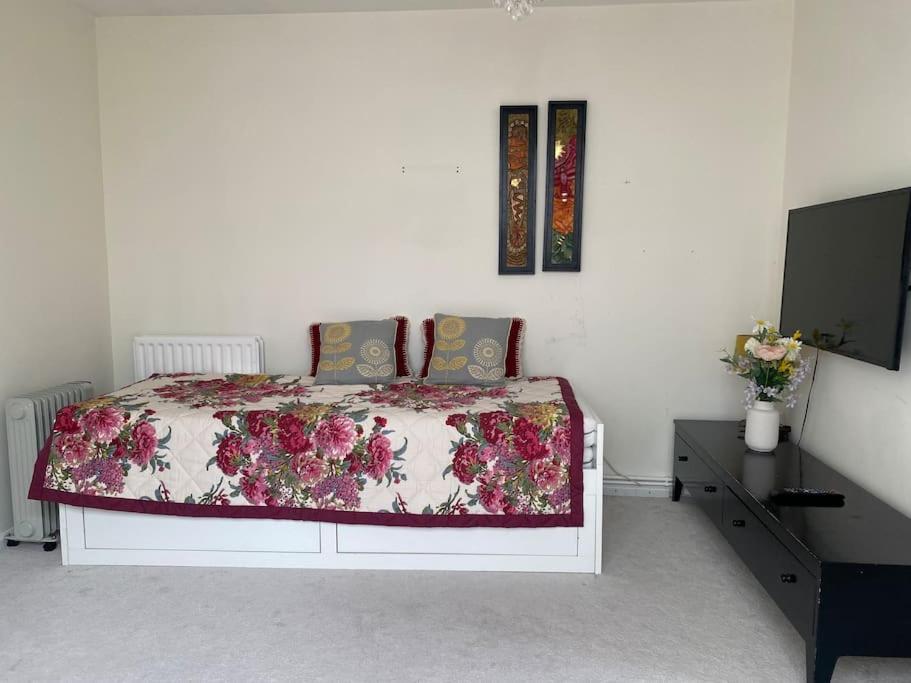 Cosy Apartment With Private Access And Kitchenette In Guildford (Adults Only) Worplesdon Экстерьер фото