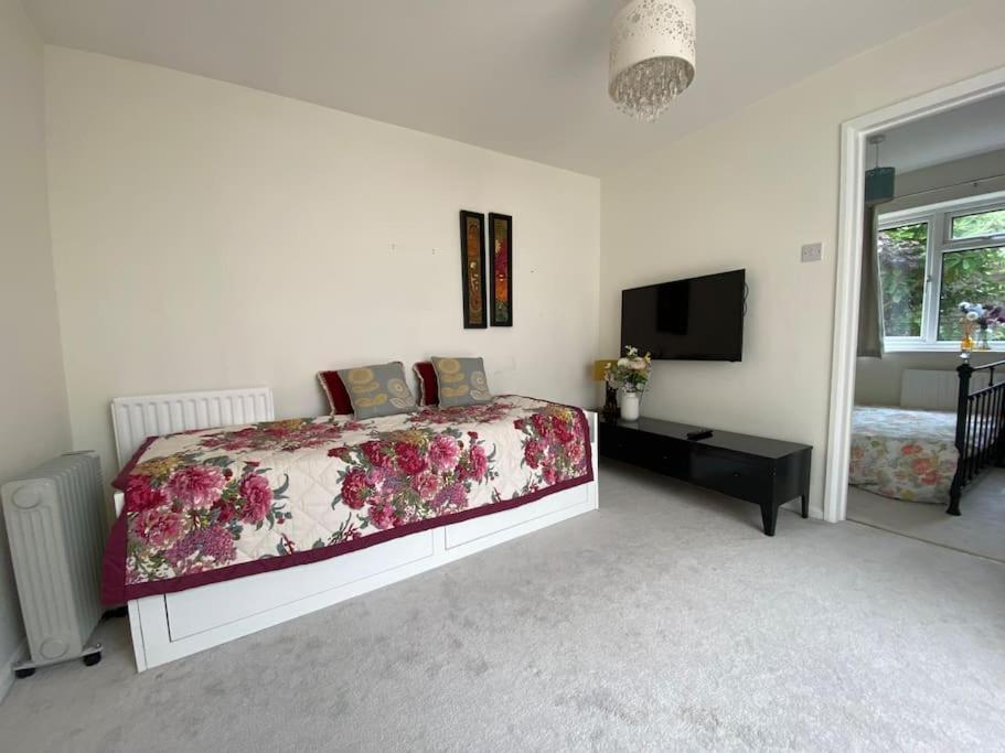Cosy Apartment With Private Access And Kitchenette In Guildford (Adults Only) Worplesdon Экстерьер фото