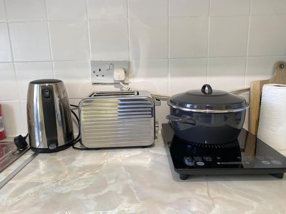 Cosy Apartment With Private Access And Kitchenette In Guildford (Adults Only) Worplesdon Экстерьер фото