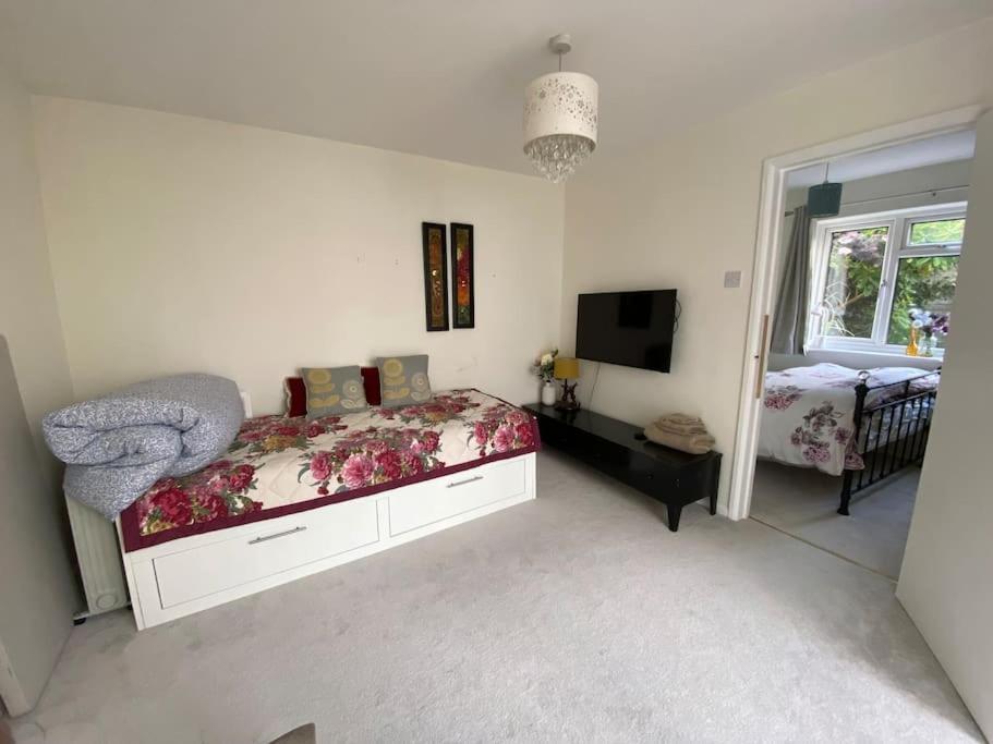 Cosy Apartment With Private Access And Kitchenette In Guildford (Adults Only) Worplesdon Экстерьер фото